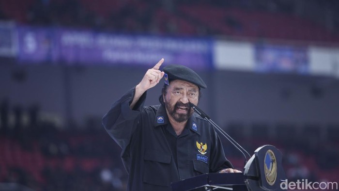 Ketum Partai NasDem Surya Paloh dan calon presiden dari Partai Nasdem Anies Baswedan memberikan pidato di Stadion Gelora Bung Karno, Jakarta, Minggu (16/7/2023).