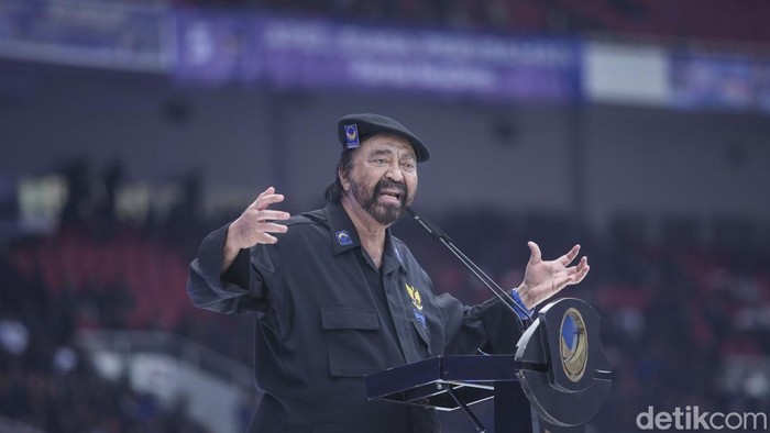 Ketum Partai NasDem Surya Paloh dan calon presiden dari Partai Nasdem Anies Baswedan memberikan pidato di Stadion Gelora Bung Karno, Jakarta, Minggu (16/7/2023).