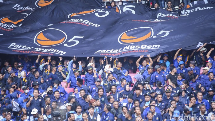 Ketum Partai NasDem Surya Paloh dan calon presiden dari Partai Nasdem Anies Baswedan memberikan pidato di Stadion Gelora Bung Karno, Jakarta, Minggu (16/7/2023).
