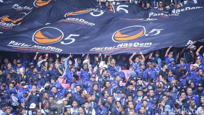 Ketum Partai NasDem Surya Paloh dan calon presiden dari Partai Nasdem Anies Baswedan memberikan pidato di Stadion Gelora Bung Karno, Jakarta, Minggu (16/7/2023).