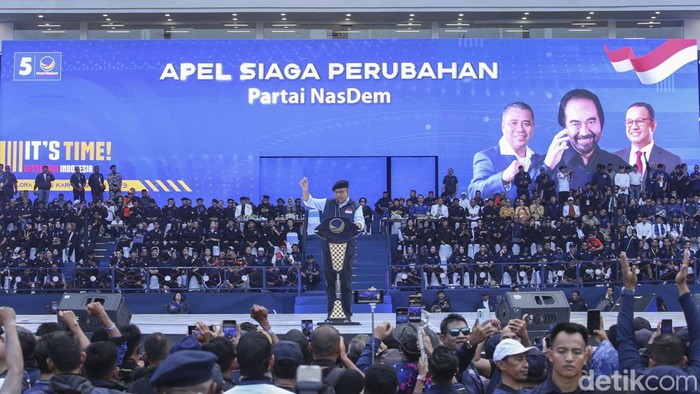 Ketum Partai NasDem Surya Paloh dan calon presiden dari Partai Nasdem Anies Baswedan memberikan pidato di Stadion Gelora Bung Karno, Jakarta, Minggu (16/7/2023).