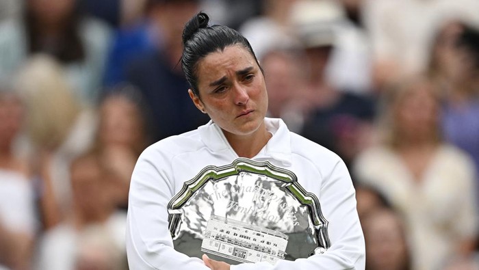 Tennis - Wimbledon - All England Lawn Tennis and Croquet Club, London, Britain - July 15, 2023 Tunisia’s Ons Jabeur with the runners up trophy after losing her final match against Czech Republics Marketa Vondrousova REUTERS/Dylan Martinez