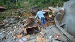 Penampakan Rumah Rusak Akibat Longsor di Padang
