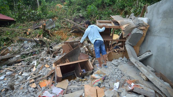 Penampakan Rumah Rusak Akibat Longsor di Padang Warga melihat kondisi rumah yang hancur akibat longsor di Mato Aia, Padang, Sumatera Barat, Sabtu (15/7/2023). Berdasarkan data Badan Penanggulangan Bencana Daerah (BPBD) Padang, dari 13 titik longsor pada Jumat (14/7/2023) sebanyak sembilan bangunan terdampak longsor tiga di antaranya mengalami rusak berat. ANTARA FOTO/Iggoy el Fitra/nym.