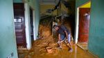 Penampakan Rumah Rusak Akibat Longsor di Padang