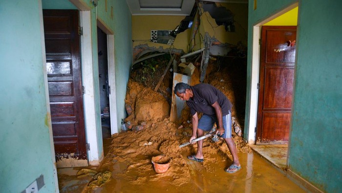 Penampakan Rumah Rusak Akibat Longsor di Padang Warga melihat kondisi rumah yang hancur akibat longsor di Mato Aia, Padang, Sumatera Barat, Sabtu (15/7/2023). Berdasarkan data Badan Penanggulangan Bencana Daerah (BPBD) Padang, dari 13 titik longsor pada Jumat (14/7/2023) sebanyak sembilan bangunan terdampak longsor tiga di antaranya mengalami rusak berat. ANTARA FOTO/Iggoy el Fitra/nym.