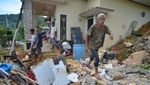 Penampakan Rumah Rusak Akibat Longsor di Padang