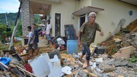 Berdasarkan data Badan Penanggulangan Bencana Daerah (BPBD) Padang, ada 13 titik longsor pada Jumat (14/7/2023).