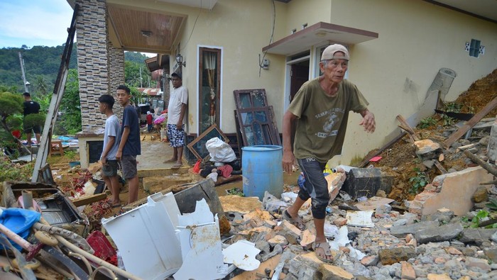 Warga melihat kondisi rumah yang hancur akibat longsor di Mato Aia, Padang, Sumatera Barat, Sabtu (15/7/2023). Berdasarkan data Badan Penanggulangan Bencana Daerah (BPBD) Padang, dari 13 titik longsor pada Jumat (14/7/2023) sebanyak sembilan bangunan terdampak longsor tiga di antaranya mengalami rusak berat. ANTARA FOTO/Iggoy el Fitra/nym.