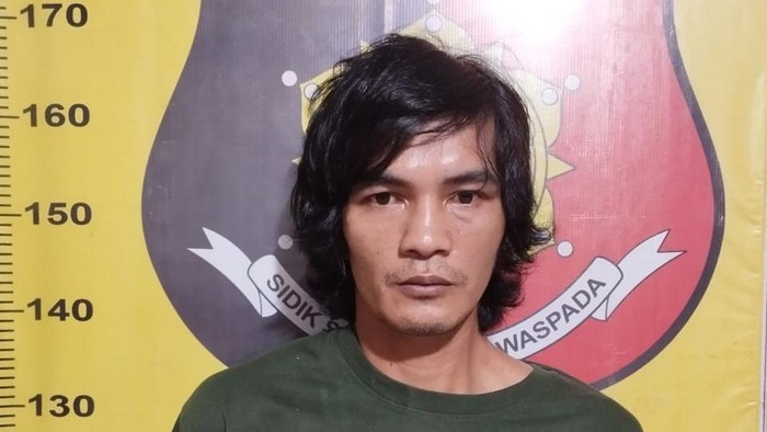 Tampang petani di Muara Enim aniaya rekan dihadapan anak-istri gegara utang-piutang kayu.