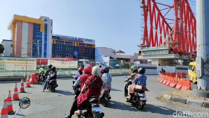 Pengguna kendaraan kecele saat melintasi Simpang Joglo Solo yang ditutup total, Minggu (16/7/2023).