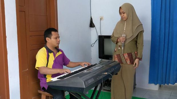 Suara teriakan 'sayur, sayur' disertai bunyi klakson sepeda motor, memecah keheningan pagi di perumahan inklusif di Desa Prambon, Kecamatan Tugu, Trenggalek. Tak berselang lama, sejumlah penghuni mengerumuni pedagang sayur itu.