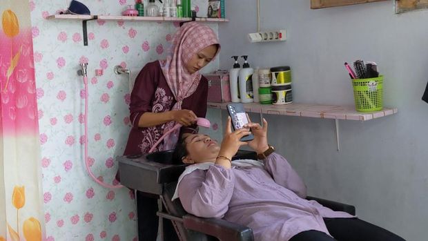 Suara teriakan 'sayur, sayur' disertai bunyi klakson sepeda motor, memecah keheningan pagi di perumahan inklusif di Desa Prambon, Kecamatan Tugu, Trenggalek. Tak berselang lama, sejumlah penghuni mengerumuni pedagang sayur itu.