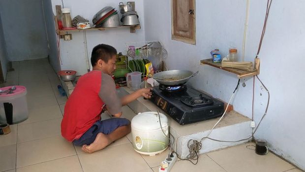 Suara teriakan 'sayur, sayur' disertai bunyi klakson sepeda motor, memecah keheningan pagi di perumahan inklusif di Desa Prambon, Kecamatan Tugu, Trenggalek. Tak berselang lama, sejumlah penghuni mengerumuni pedagang sayur itu.