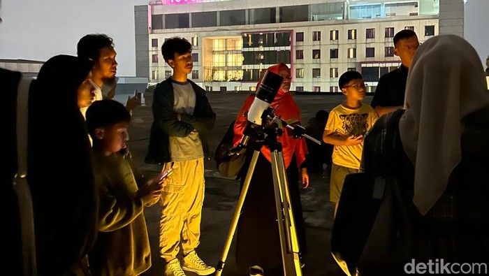 Peserta Kelas Astronomi Imah Noon Berburu Rasi Bintang dari Rooftop Mall Bandung
