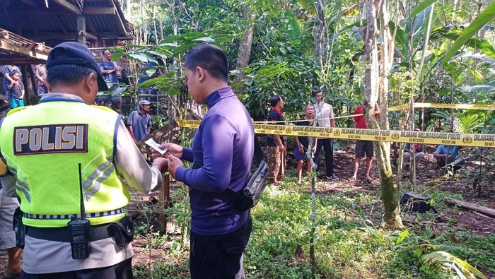 Petugas dari Polsek Bebandem melakukan olah TKP di lokasi warga gantung diri di Desa Bhuana Giri, Kecamatan Bebandem, Kabupaten Karangasem, Bali, Sabtu (15/7/2023) (Dok. Polsek Bebandem)