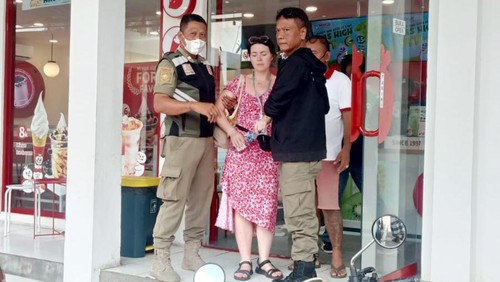 Petugas satpol PP Gianyar saat mengamankan seorang WNA Irlandia yang mengalami gangguan jiwa, di Bedulu, Sabtu (15/7/2023). (istimewa)