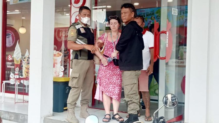 Petugas satpol PP Gianyar saat mengamankan seorang WNA Irlandia yang mengalami gangguan jiwa, di Bedulu, Sabtu (15/7/2023). (istimewa)