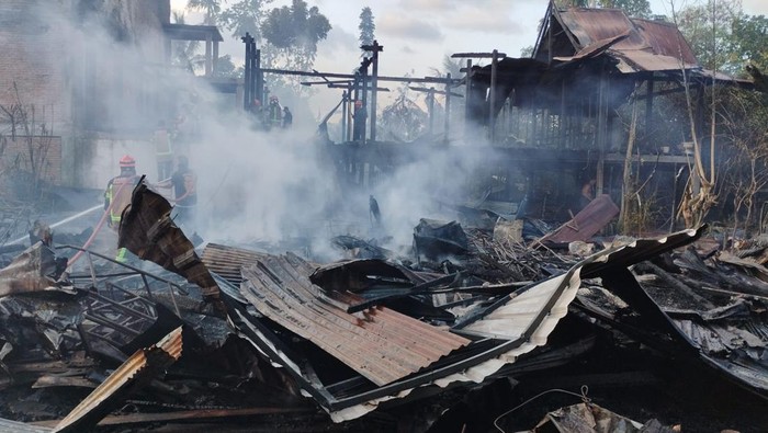 Dua rumah warga di Kabupaten Pinrang, Sulawesi Selatan (Sulsel) ludes terbakar diduga karena arus pendek listrik.