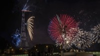 Bastille Day merupakan perayaan yang ditandai dengan pesta kembang api di Menara Eiffel. 