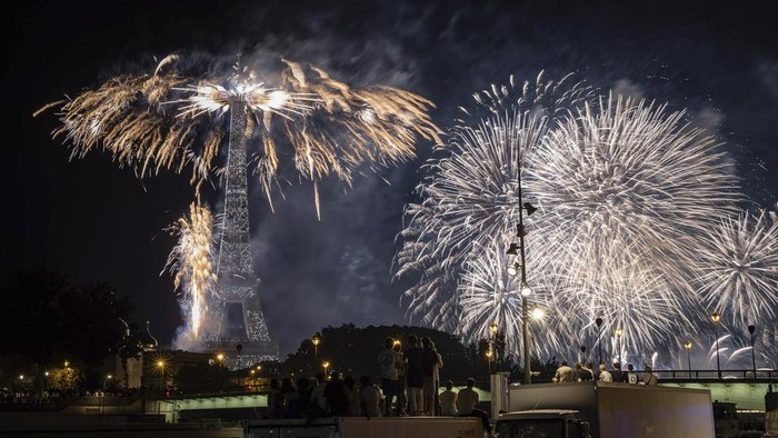 Potret Menara Eiffel Bermandikan Cahaya Rayakan Bastille Day CORRECTS DAY TO FRIDAY INSTEAD OF THURSDAY - Fireworks illuminate the Eiffel Tower in Paris, during Bastille Day celebrations late Friday, July 14, 2023. (AP Photo/Aurelien Morissard)