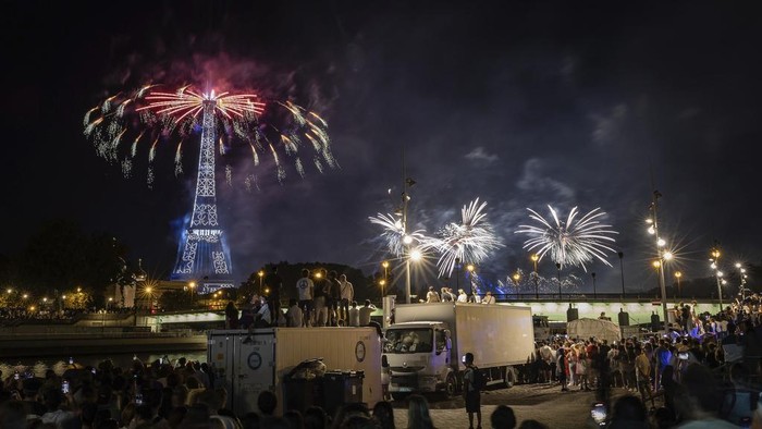Potret Menara Eiffel Bermandikan Cahaya Rayakan Bastille Day CORRECTS DAY TO FRIDAY INSTEAD OF THURSDAY - Fireworks illuminate the Eiffel Tower in Paris, during Bastille Day celebrations late Friday, July 14, 2023. (AP Photo/Aurelien Morissard)