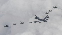 Dalam foto yang disediakan oleh Kementerian Pertahanan Korea Selatan ini memperlihatkan pesawat pengebom Amerika Serikat B-52H (tengah) serta jet tempur F-16 dan jet tempur F-15K Angkatan Udara Korea Selatan (kiri atas dan kanan bawah) terbang di atas Semenanjung Korea saat latihan bersama di Korea Selatan, Kamis (13/7/2023). 