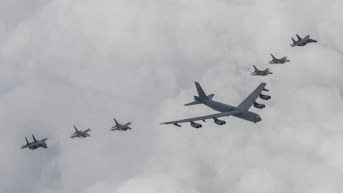 Potret Pesawat Bomber dan Jet tempur AS-Korsel Seliweran di Semenanjung Korea In this photo provided by South Korean Defense Ministry, a U.S. B-52H bomber, center, and F-16 fighter jets and South Korean Air Force F-15K fighter jets, left and right, fly over the Korean Peninsula during a joint air drill in South Korea, Thursday, July 13, 2023. North Korean leader Kim Jong Un vowed to further bolster his country's nuclear fighting capabilities as he supervised the second test flight of a new, powerful intercontinental ballistic missile designed to strike the mainland United States, state media reported Thursday. (South Korea Defense Ministry via AP)