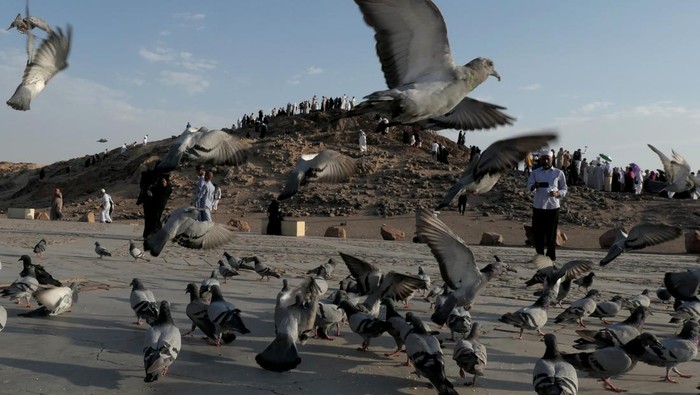 Potret Wisata Ziarah di Jabal Uhud Sejumlah wisatawan mengunjungi Bukit Rumat yang berada di kaki Jabbal Uhud di Madinah, Arab Saudi, Sabtu (15/7/2023). Jabbal Uhud manjadi lokasi wisata dan ziarah 70 syuhada yang syahid dan dimakamkan di kawasan itu saat perang Uhud. ANTARA FOTO/Wahyu Putro A/YU