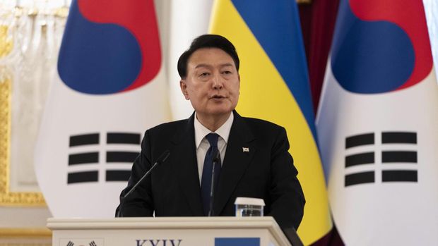 Presiden Korea Selatan Yoon Suk Yeol menyampaikan pernyataan dalam pernyataan bersama dengan Presiden Ukraina Volodymyr Zelenskyy, Sabtu, 15 Juli 2023, di Kyiv, Ukraina. (AP Photo/Jae C. Hong)