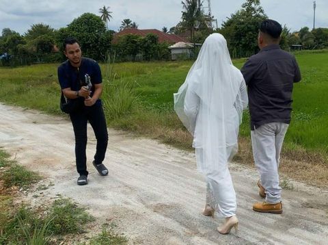 Pria yang bernama Mohamad Azwan Jamaluddin memanfaatkan iPhone untuk membuat video pernikahan dan berhasil meraup cuan. Jadwalnya penuh sampai akhir tahun ini.