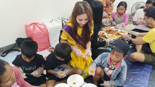Runner-up I Miss Universe Indonesia Bali 2023 Ni Kadek Natasha Lilian Ari Rudana mendampingi anak-anak buruh suwun di Pasar Kumbasari, Denpasar, Bali, Minggu (16/7/2023). (Foto: Ni Made Lastri Karsiani Putri/detikBali)