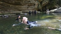 Kabupaten Aceh Jaya memiliki puluhan potensi objek wisata alam yang terdiri dari pemandian sungai dan air terjun yang dikelilingi pemandangan alam yang asri dan perlu upaya optimal untuk pengembangannya. 