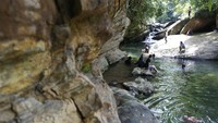 Sejumlah pengunjung menikmati wisata di kawasan pemandian sungai gereudong Desa Ie Jeureungeh, Sampoiniet, Aceh Jaya, Aceh, Minggu (16/7/2023). 