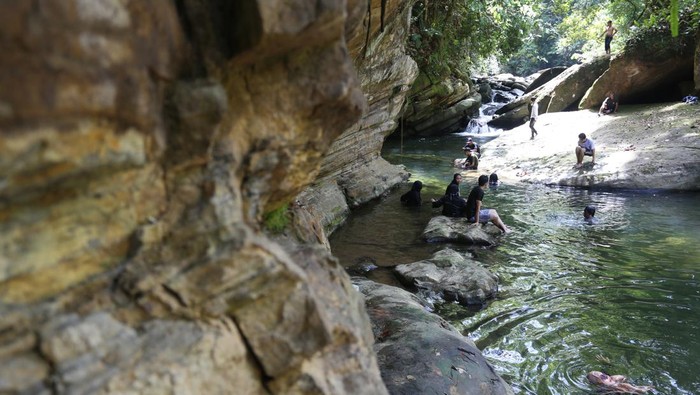 Segarnya Main Air di Wisata Pedalaman Aceh Jaya Sejumlah pengunjung berada di kawasan pemandian sungai gereudong Desa Ie Jeureungeh, Sampoiniet, Aceh Jaya, Aceh, Minggu (16/7/2023). Kabupaten Aceh Jaya memiliki puluhan potensi objek wisata alam yang terdiri dari pemandian sungai dan air terjun yang dikelilingi pemandangan alam yang asri dan perlu upaya optimal untuk pengembangannya. ANTARA FOTO/Syifa Yulinnas/nz.