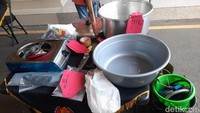 Barang bukti yang diamankan di antaranya pisau, cangkul kecil, alat masak berupa kompor beserta gas elpiji tiga kilogram, baskom, panci, kantong kresek, palu berukuran kecil, ponsel, dan lainnya. Foto: Jauh Hari Wawan S/detikJogja