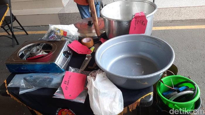 Sejumlah barang bukti disita dari kos pelaku mutilasi di Sleman, termasuk alat masak, Minggu (16/7/2023).