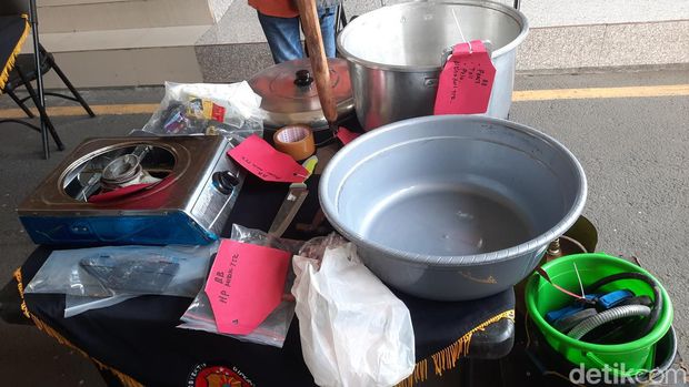 Sejumlah barang bukti disita dari kos pelaku mutilasi di Sleman, termasuk alat masak, Minggu (16/7/2023).