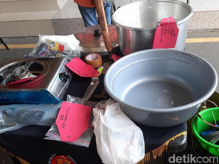 Sejumlah barang bukti disita dari kos pelaku mutilasi di Sleman, termasuk alat masak, Minggu (16/7/2023).