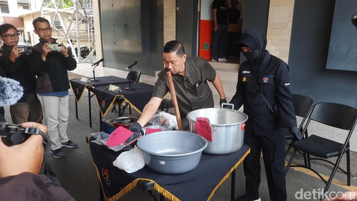 Sejumlah barang bukti disita dari kos pelaku mutilasi di Sleman, termasuk alat masak, Minggu (16/7/2023).
