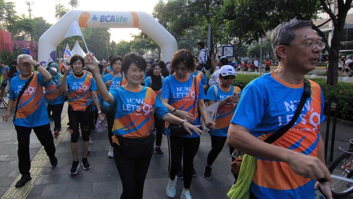 Serunya Jalan Santai di Kawasan Sudirman Jakarta PT Asuransi Jiwa BCA (BCA Life) menggelar kegiatanΒ fun walkΒ bertajuk Now Lets Go Ultima Race 2023 dalam rangka memperingati HUT ke-9 BCA Life sebagai upaya mengajak masyarakat untuk menjaga kesehatan dan keuangan keluarga, Minggu (16/7/2023).