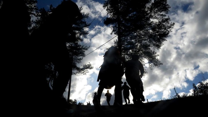 Serunya Lari Lintas Alam di Malino Sulsel Sejumlah peserta berlari saat mengikuti lomba lari lintas alam di Malino, Kabupaten Gowa, Sulawesi Selatan, Minggu (16/7/2023). Lomba lari lintas alam 10K yang diikuti ratusan peserta dengan menyusuri alam di sekitar kawasan wisata kota Malino tersebut sebagai rangkaian acara 'Beautiful Malino 2023. ANTARA FOTO/Abriawan Abhe/YU