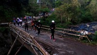 Sejumlah peserta berlari saat mengikuti lomba lari lintas alam di Malino, Kabupaten Gowa, Sulawesi Selatan, Minggu (16/7/2023). 