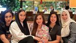 Shinta Bachir Saat Kulineran di Bali dan Nongkrong Cantik Bareng Sahabat