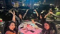 Ia menikmati makan malam unik itu bersama ketiga sahabatnya. Shinta terlihat sangat menikmati pengalamannya tersebut. Foto: Instagram @shinta_bachir86