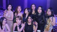 Ini momen Shinta Bachir bersama teman-temannya. Terlihat mereka semua sedang menikmati makan malam di sebuah hall. Foto: Instagram @shinta_bachir86