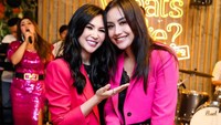 Wanita berusia 37 tahun ini terlihat membagikan momen ulang tahunnya beberapa waktu lalu. Ia merayakan dengan para sahabat secara meriah, kue ulang tahunnya juga cantik dengan hiasan bunga. Foto: Instagram @shinta_bachir86
