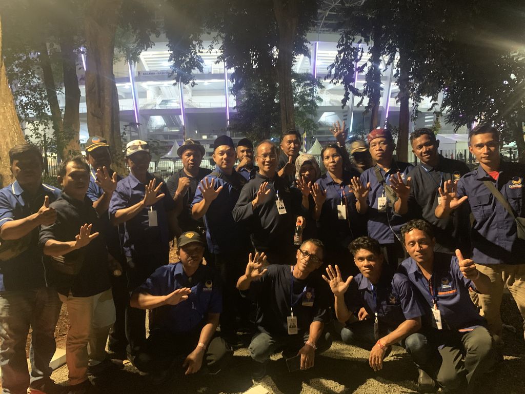 Sulaiman Husain (60) bersama rombongan dari DPD NasDem Banggai Kepulauan, Sulsel. (Foto: Hana Nushratu)