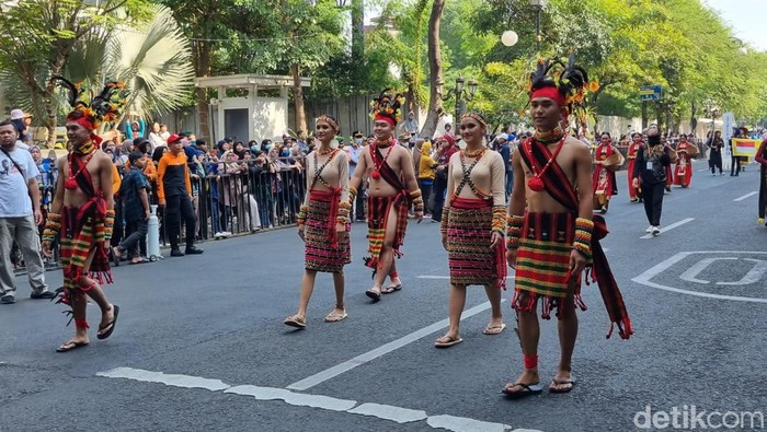 Surabaya Cross Culture International Folk Art Festival (SCCIFAF) 2023 atau Parade Deville ke-16 digelar Minggu (16/7/2023). Ada 8 negara dan 9 daerah di Indonesia yang meramaikan festival budaya ini.
