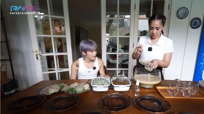 Taeyong NCT cicip cendol hingga bebek asap dari Rojo Sambel